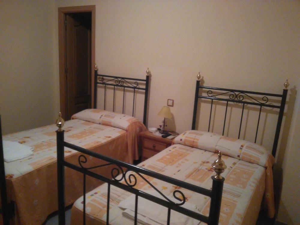 Hostal Miraflor De Las Cadenas Cuacos De Yuste Eksteriør billede